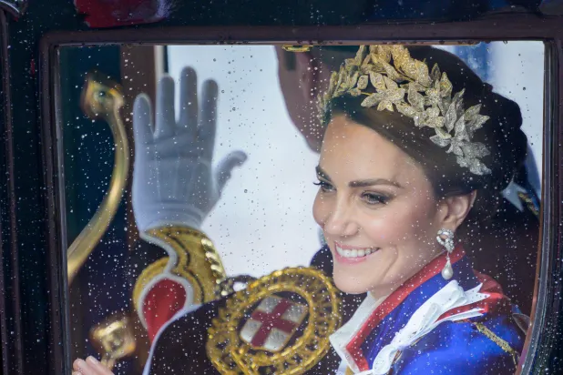 كاثرين، أميرة وايلز، تلاعبت على التعليمات بعدم استعمال تاج مرصع بالأحجار الكريمة بطلبها طوقاً على شكل تاج مصنوع من سبائك فضية وأحجار كريستال صممته لها جيس كوليت بالتعاون مع سارة بيرتون من دار «ألكسندر ماكوين» التي صممت لها فستانها (رويترز)