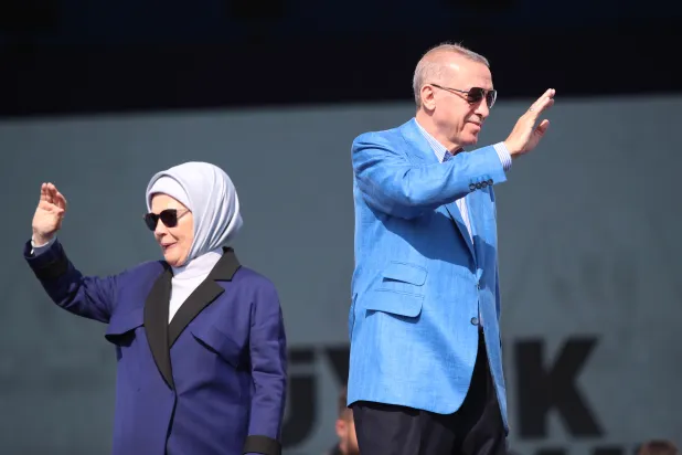 إردوغان وزوجته خلال تجمع انتخابي بإسطنبول في 7 مايو (إ.ب.أ)