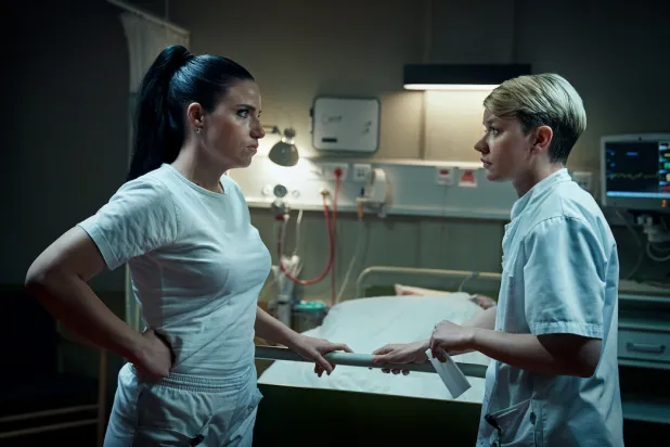 مشهد من مسلسل «الممرضة» الدانماركي المقتبس عن قصة واقعية (نتفليكس)