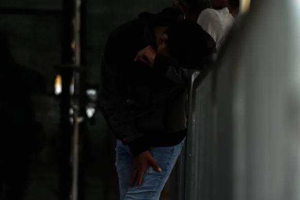 مهاجر ينتظر بمركز توقيف في براونسفيل بتكساس ترحيله إلى المكسيك بموجب المادة 42 في 5 مايو الحالي (أ.ب)