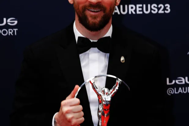 ميسي تسلم الجائزة وسط حضور كبير (إ.ب.أ)