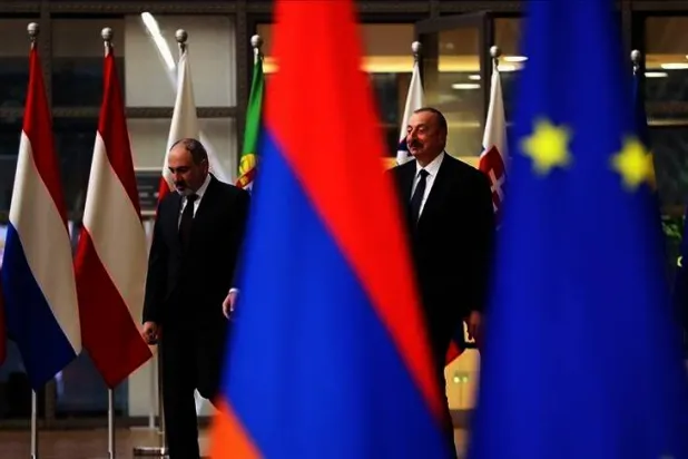 لقاء سابق للرئيس الأذري إلهام علييف ورئيس وزراء أرمينيا نيكول باشينيان في بروكسل (أرشيفية)