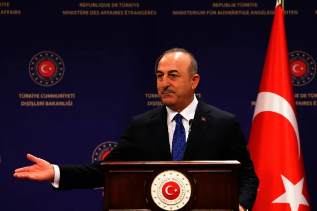 وزير الخارجية التركي مولود جاويش أوغلو خلال مؤتمر صحافي بأنقرة في 13 أبريل الماضي (رويترز)