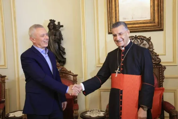 سلیمان فرنجیہ مارونائٹ پیٹریارک بشارہ الراعی کے ساتھ ملاقات کرتے ہوئے (فرنجیہ کے ٹوئیٹر اکاؤنٹ سے لی گئی تصویر)