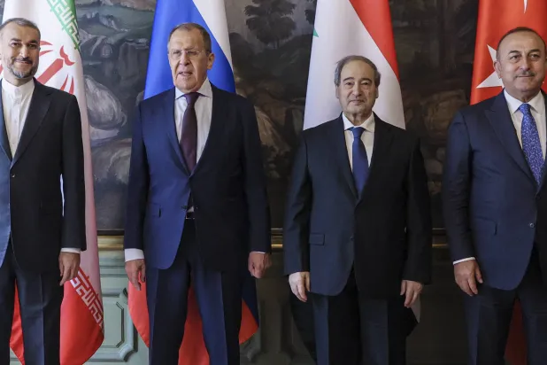 وزراء خارجية (من اليمين) تركيا وسوريا وروسيا وإيران خلال اجتماع رباعي اليوم في موسكو (إ.ب.أ)