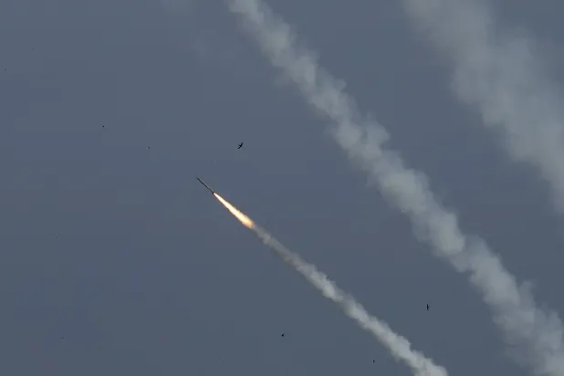 صواريخ تم إطلاقها اليوم من غزة تجاه إسرائيل (رويترز)
