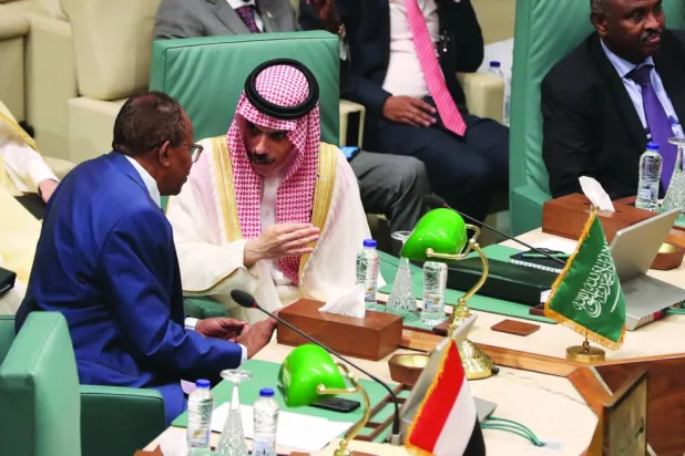 وزير الخارجية السعودي يتحدث إلى ممثل الخارجية السودانية في اجتماع الجامعة  (إ.ب.أ)