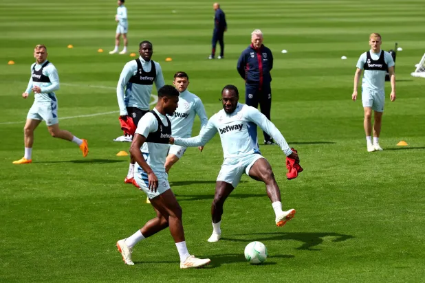 مويز يتابع تدريب وستهام آملا في الاقتراب من تتويج أوروبي (رويترز)