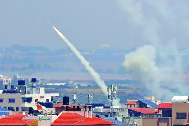 گزشتہ روز غزہ سے اسرائیل کی جانب داغا گیا ایک میزائل (اے ایف پی)