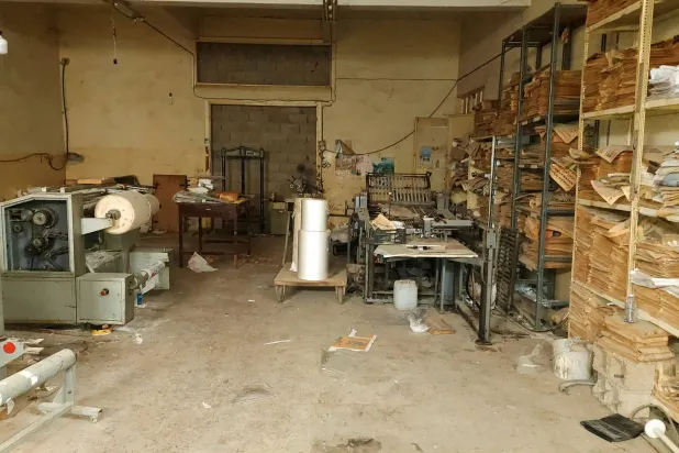 صورة لمطبعة مغلقة في بنغازي (رويترز)