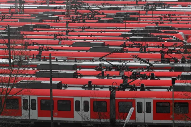 قطارات تصطف في محطة مدينة ميونخ المركزية في ألمانيا خلال اضراب سابق للسائقين (أ ف ب)