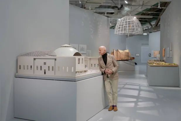 نورمان فوستر في المعرض المقام عن أعماله بمركز بومبيدو بباريس (إليوت فيردير - نيويورك تايمز)