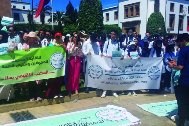 جانب من احتجاجات الممرضين أمام مقر البرلمان (الشرق الأوسط)