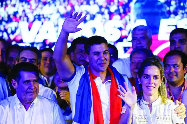 الرئيس المنتخب سانتياغو بينيا وسط مناصريه (رويترز)