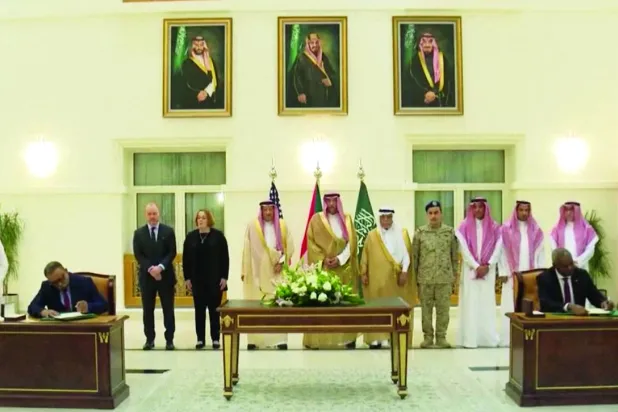 پرسوں سوڈانی فوج اور کوئیک سپورٹ فورسز کے نمائندوں کے درمیان "جدہ اعلامیہ" پر دستخط کی تقریب کا منظر