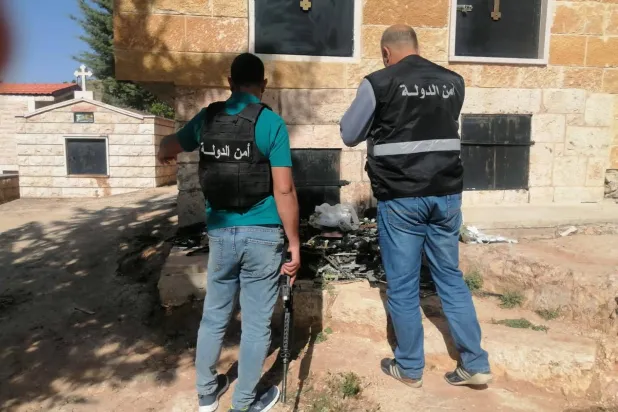 عناصر أمنية لبنانية تعاين موقع الاعتداء (الشرق الأوسط)