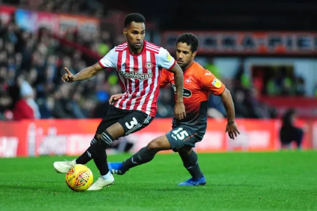 اللعب على المستوى الدولي احد احلام ريكو هنري لاعب برنتفورد  (يسار) (غيتي)