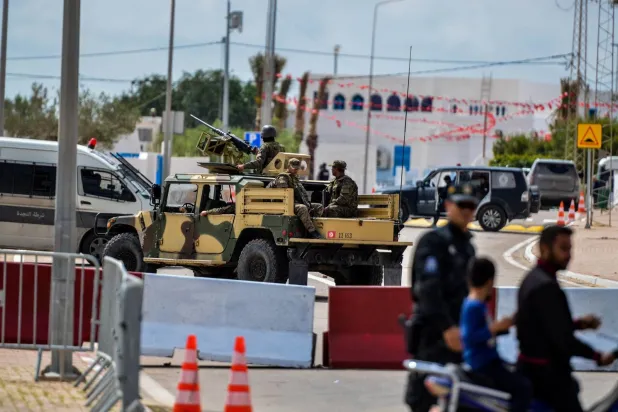 Cerbe adasındaki bir sinagoga yapılan silahlı saldırı yerinde bulunan Tunus güvenlik güçleri (DPA)