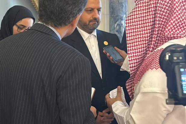 وزير الاقتصاد والمال الايراني بتحدث لصحافيين في جدة أمس (الشرق الأوسط) 