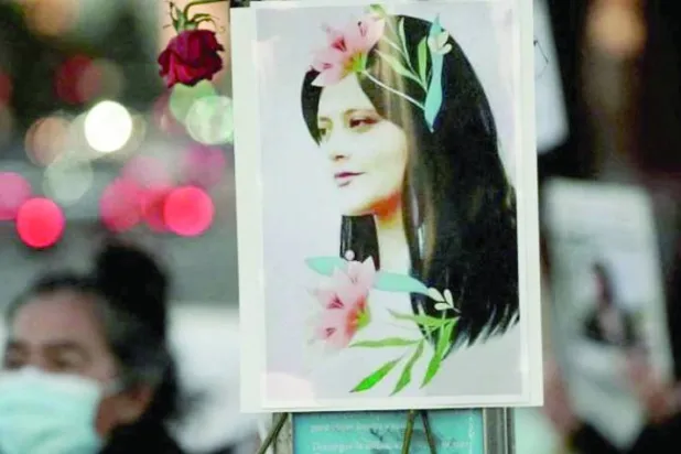 رسمة للشابة الإيرانية مهسا أميني تظهر خلال أحد الاحتجاجات ضد وفاتها (رويترز)