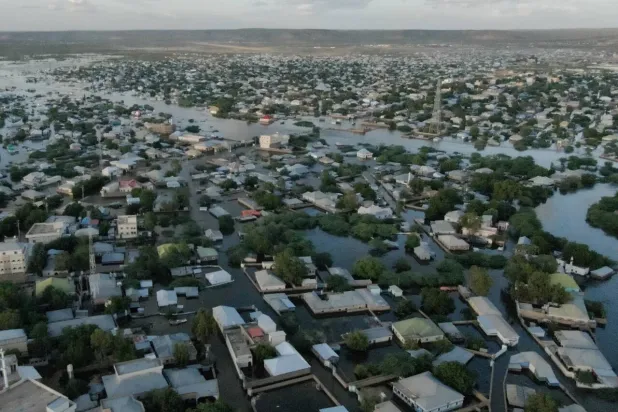 مياه الفيضانات تغمر المنازل والطرقات في الصومال (أ.ف.ب)