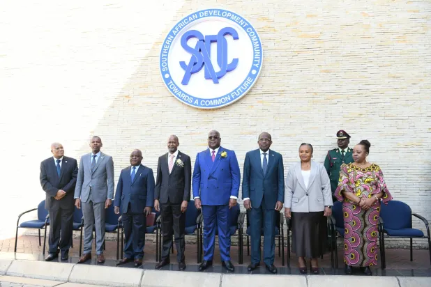 الرئيس الكونغولي فيليكس تشيسيكيدي يتوسط المشاركين في قمة جهاز الأمن التابع لمجموعة «سادك» في ناميبيا (موقع «سادك»)