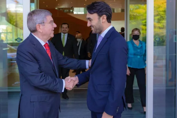 الفيصل خلال لقائه توماس باخ (الشرق الأوسط)