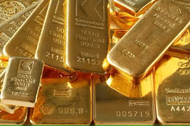 سبائك ذهبية عيار 999.9 معروضة في أحد المتاجر بمدينة زيوريخ السويسرية (رويترز)