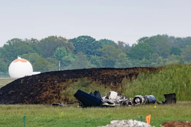 من حطام الطائرة المدنية من طراز «ليرجيت» في قاعدة هون الجوية في شلزفيغ - هولشتاين بشمال ألمانيا اليوم الاثنين (د.ب.أ)