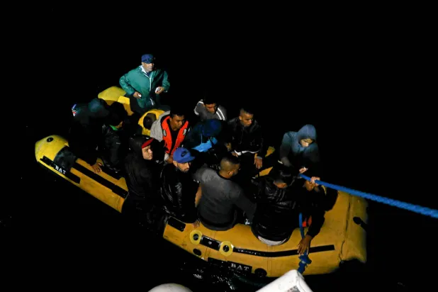 اٹلی کے ساحل سے غیر قانونی تارکین وطن کو بچا لیا گیا (رائٹرز)