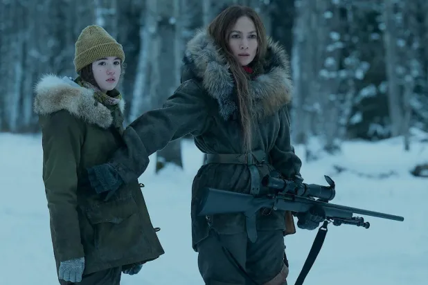 جنيفر لوبيز ولوسي بايز في مشهد من فيلم «الأمّ» (نتفليكس)