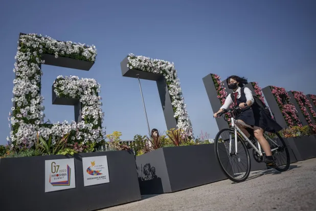 لافتة لمجموعة السبع مزينة بالورود عند نصب هيروشيما التذكاري (د.ب.أ)