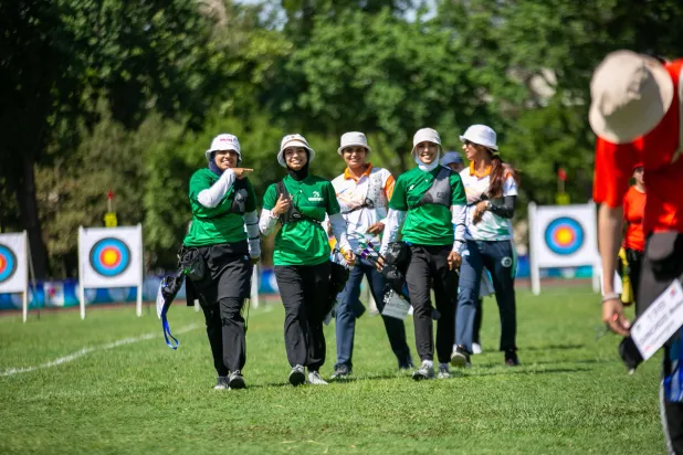 لاعبات سعوديات في رياضة السهام قبل أحد التدريبات (الاتحاد السعودي للسهام)