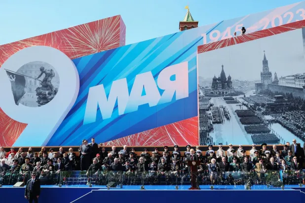 Rusya Devlet Başkanı Vladimir Putin, Kızıl Meydan'da 9 Mayıs Zafer Günü dolayısıyla bir konuşma yaparken (Sputnik - AP)