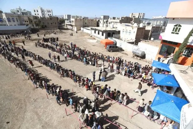 Yardım almak için uzun kuyruklarda bekleyen Yemenli yoksullar (Twitter)