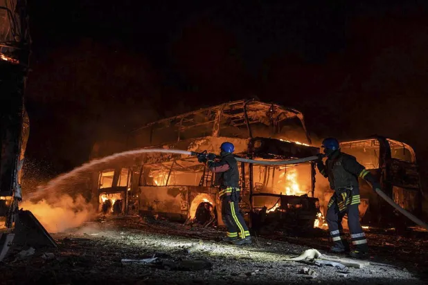 Rusya’nın dünkü saldırılarının ardından Kiev’de yangınlar çıktı. (EPA)