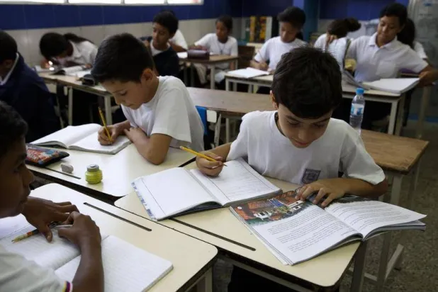 طلاب يقرأون (رويترز - أرشيفية)