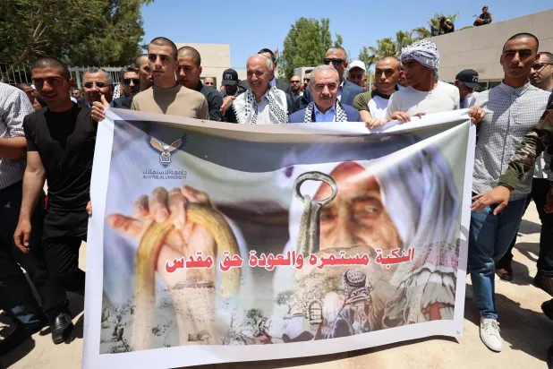 رئيس الوزراء الفلسطيني محمد أشتية يشارك في مسيرة لإحياء الذكرى الخامسة والسبعين ليوم النكبة الاثنين (د.ب.أ)