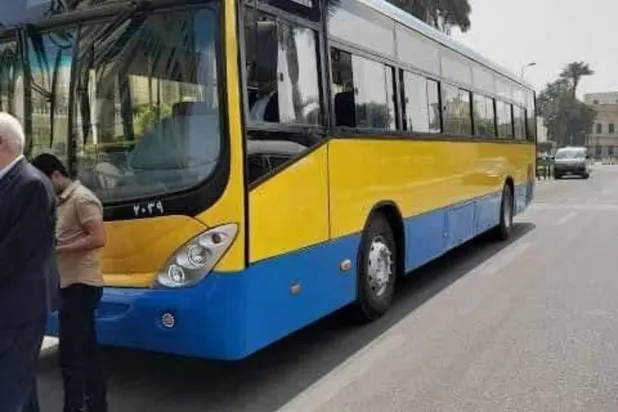 Mısırlılar, özel araçların yüksek fiyatlarından dolayı  toplu taşımada özellikle otobüslere yöneldi. (Facebook)