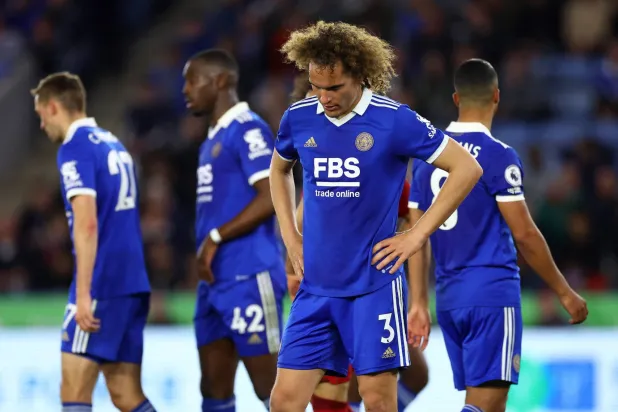 لاعبو ليستر المحبطون يدركون أن آمال البقاء بين الكبار باتت شبه مستحيلة (رويترز)
