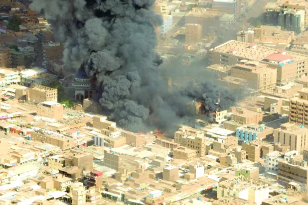 Omdurman çarşısını hedef alan bir bombardımanın ardından yükselen dumanlar (Reuters)