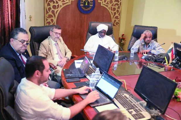 BM elçisi, 14 Mayıs'ta insani yardımı koordine etmek için Port Sudan'da Maliye Bakanı ve ekibiyle bir araya geldi (Reuters)