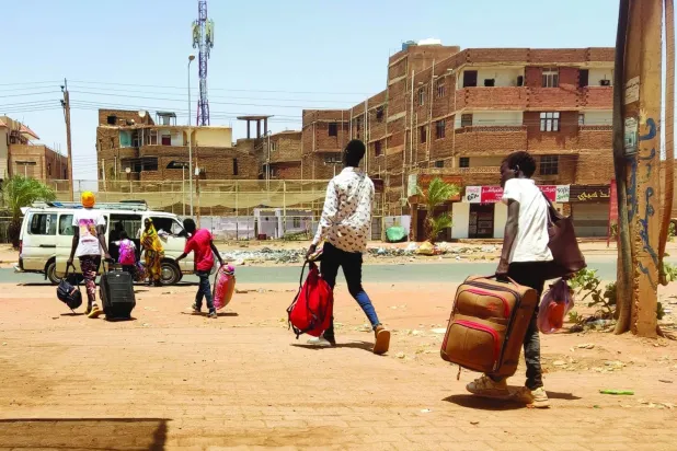 Hartumlular yurt dışına kaçıyor (AFP)