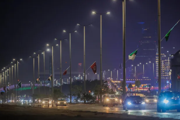 Cidde’deki konferans alanına giden yollarda dalgalanan Arap ülkelerinin bayrakları (Fotoğraf: Abdullah El-Falih)
