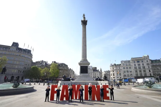 ناشطون تابعون لـ«أوكسفام» في وقفة احتجاجية مرتدين أقنعة لقادة دول السبع في «ترافلغار سكوير» بالعاصمة البريطانية لندن (أ.ب)