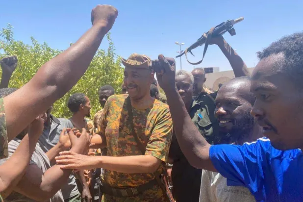 البرهان بين جنوده في القياد العامة للجيش (صفحة القوات المسلحة على «فيسبوك»)