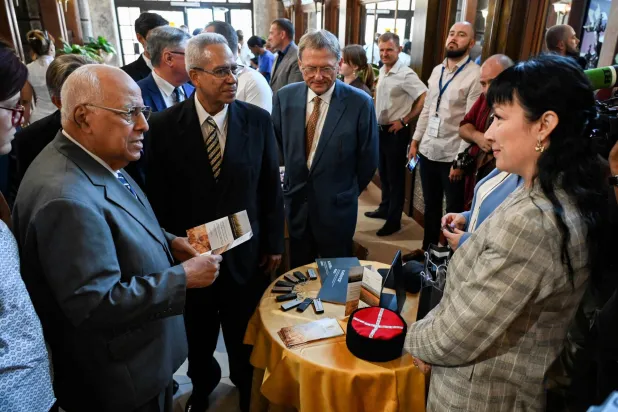 كابريساس في حديث مع وفد رجال الأعمال الروسي في هافانا (أ.ف.ب)