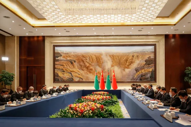 الرئيس الصيني شي جينبينغ خلال لقائه رئيس تركمانستان سيردار بيردي محمدوف على هامش قمة الصين وآسيا الوسطى في مدينة شيان بمقاطعة شنشي (إ.ب.أ)