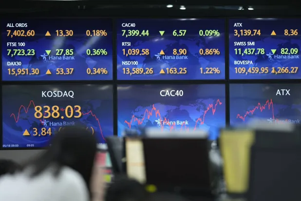 متداوِلة تتابع حركة الوون الكوري الجنوبي مقابل العملات الأجنبية في قاعة النقد ببورصة العاصمة الكورية سيول (أ.ب)