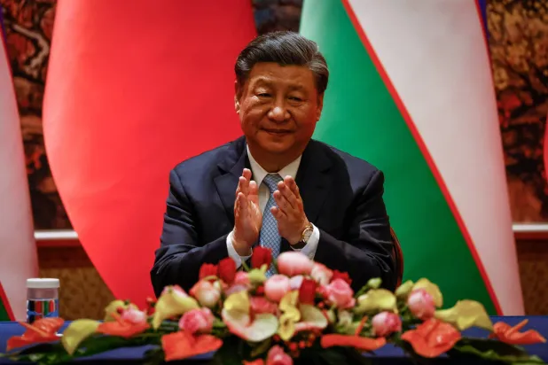 الرئيس الصيني شي جينبينغ يصفق اليوم الخميس خلال افتتاح القمة مع دول آسيا الوسطى في شيان الصينية (إ.ب.أ)